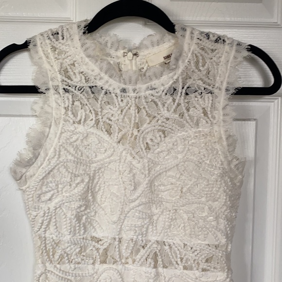 Sans Souci white dress with beautiful details - Picture 2 of 4